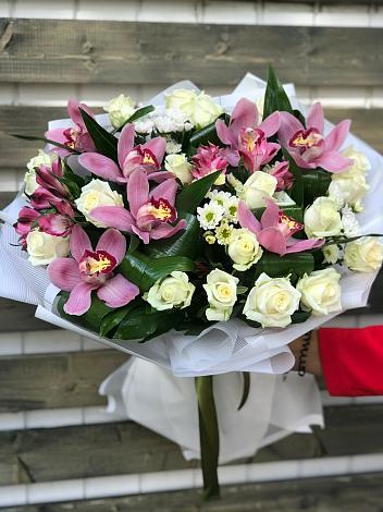 Букет цветов из: Розы и Хризантемы в Александровске-Сахалинском