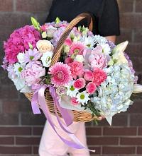 Композиция солнечный день в Александровске-Сахалинском Цветочная композиция из Розы, Хризантемы, Пионы и Лизиантусы в корзине в Александровске-Сахалинском