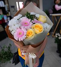 Букет цветов из:  Герберы, Розы и Хризантемы в Александровске-Сахалинском