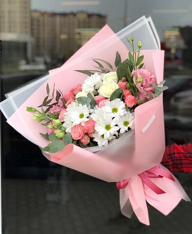 Букет цветов из: Розы, Лизиантусы и Хризантемы в Александровске-Сахалинском